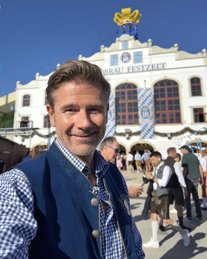 André Gebel vor dem Hofbräu-Festzelt