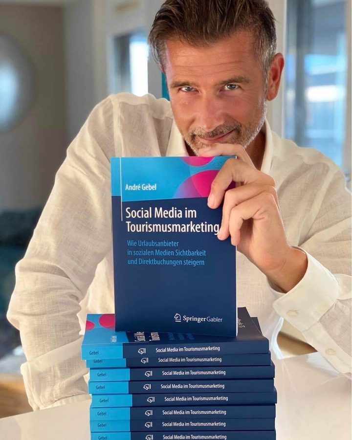 André Gebel mit seinem Fachbuch Social Media im Tourismusmarketing