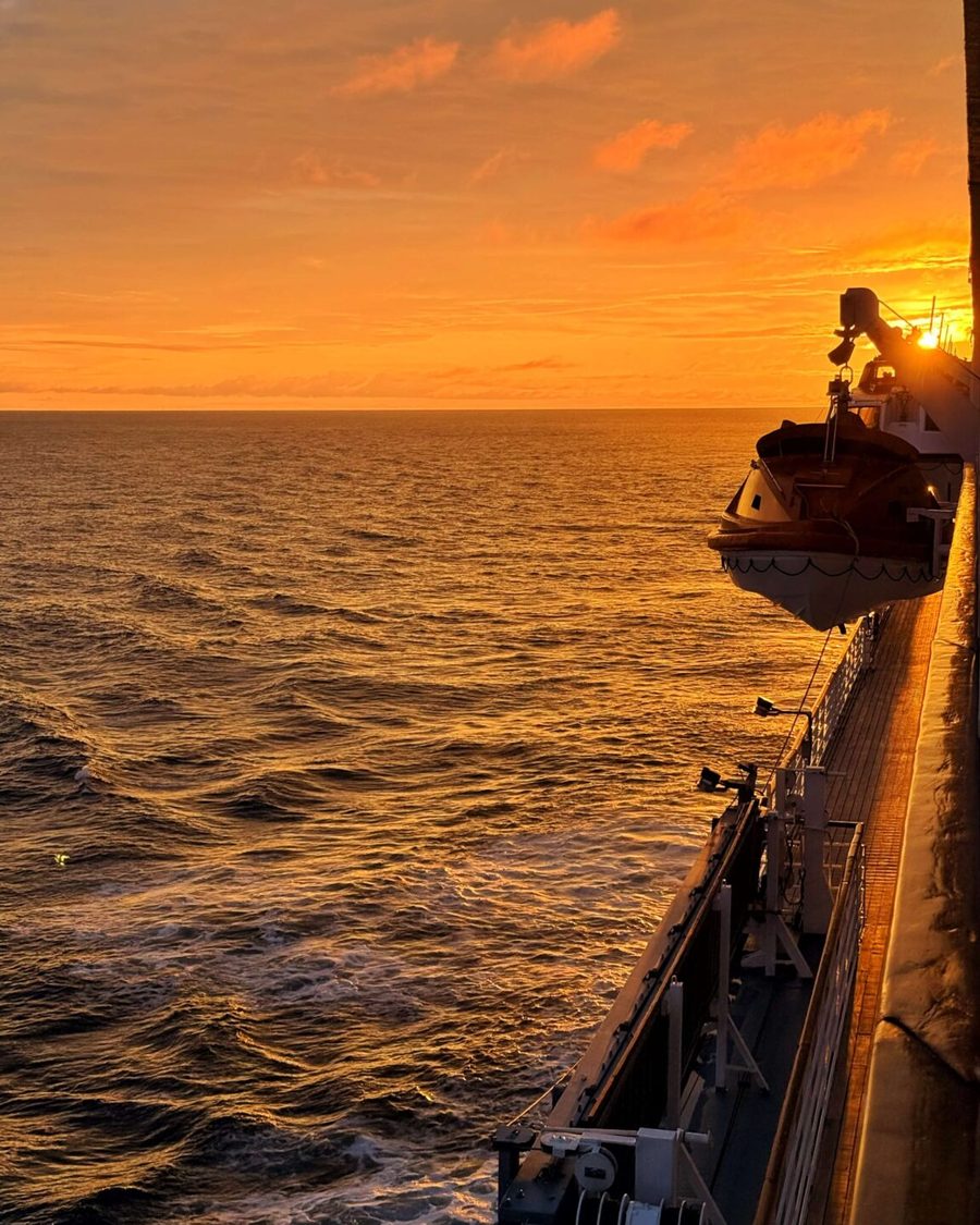 Sonnenuntergang über dem Meer, gesehen vom Deck des Schiffs