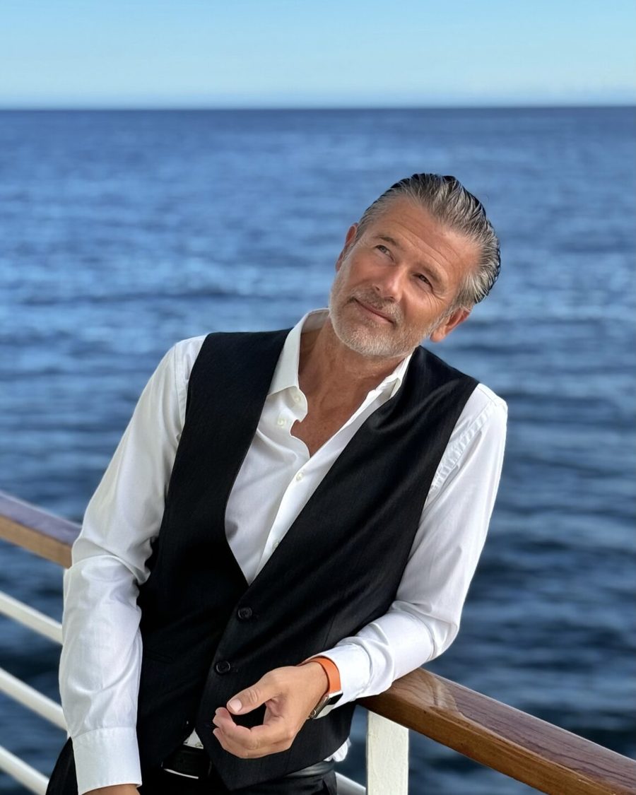 André Gebel an der Reling des Kreuzfahrtschiffs