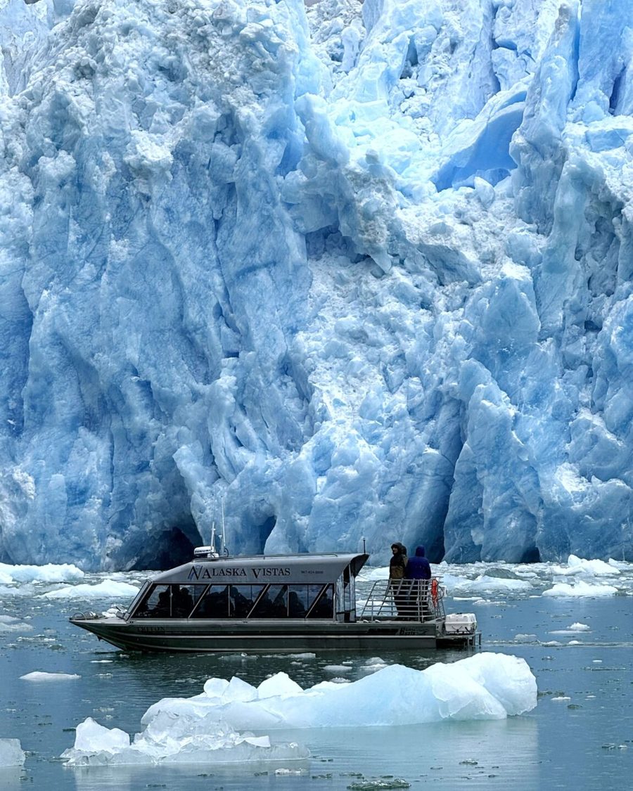Ein Ausflugsboot vor der blauen Eiswand des LeConte-Gletschers
