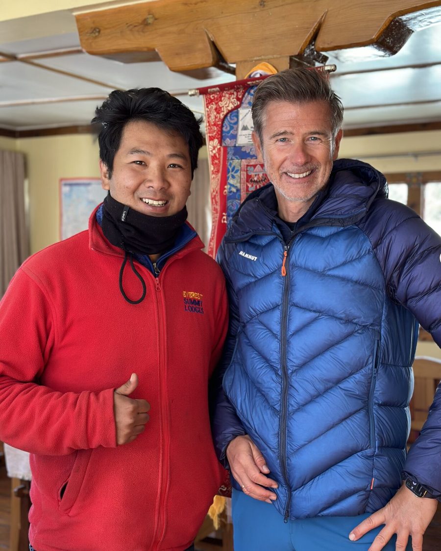 André Gebel mit seinem nepalesischen Bergführer in einer Lodge