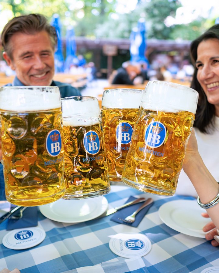 Vier Maßkrüge Hofbräu München im Biergarten