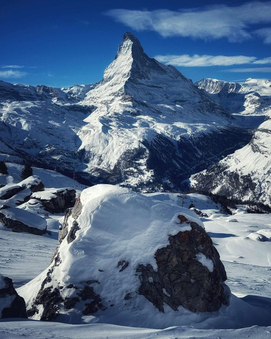 Das Matterhorn über den verschneiten Bergen bei Zermatt