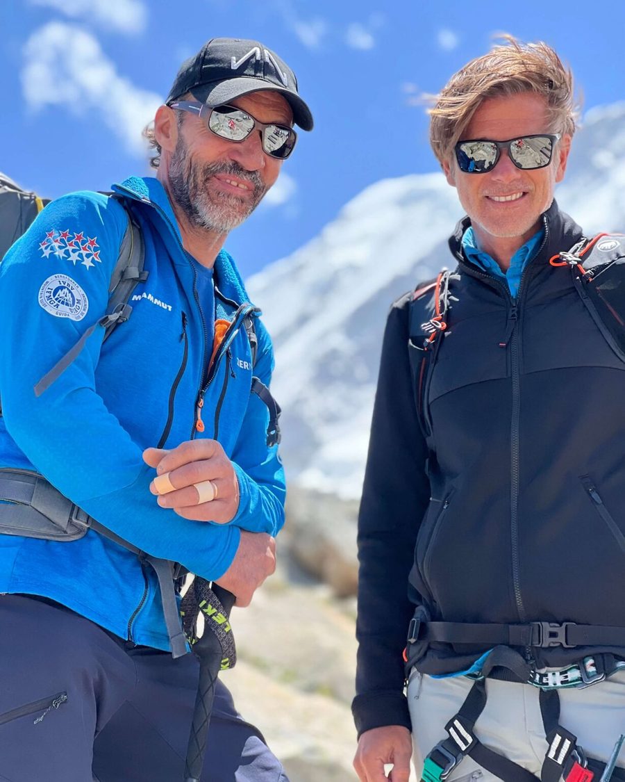 Zwei Bergsteiger mit Ausrüstung am Monte-Rosa-Gletscher