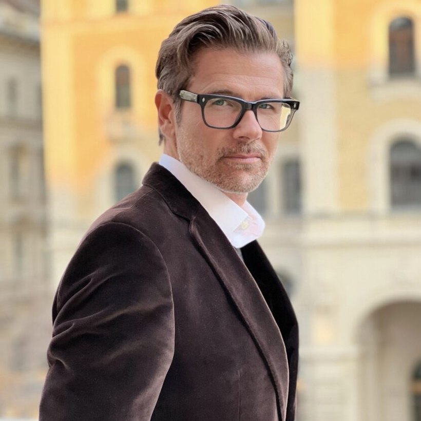 André Gebel, Porträt im Anzug