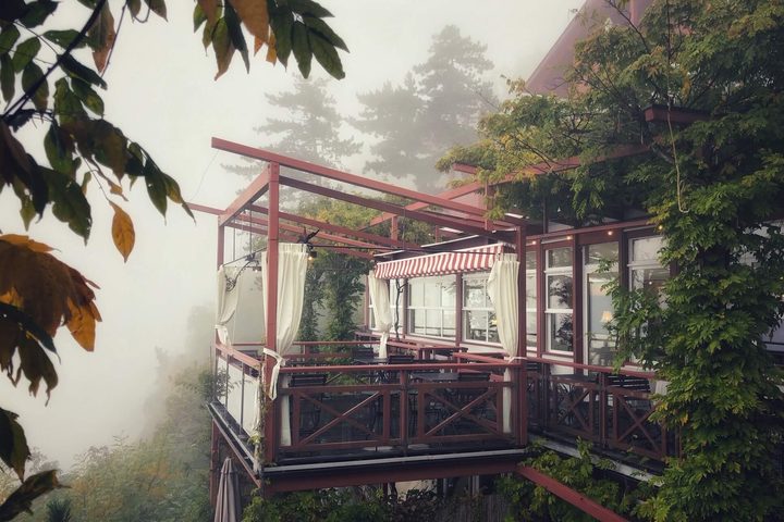 Das Restaurant des Castel Fragsburg über den Weinbergen