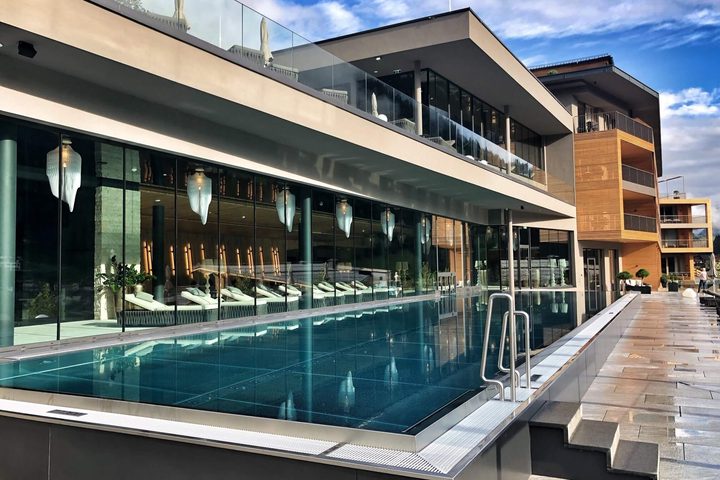 Pool und Terrasse im Hotel Das EDELWEISS, Salzburg Mountain Resort